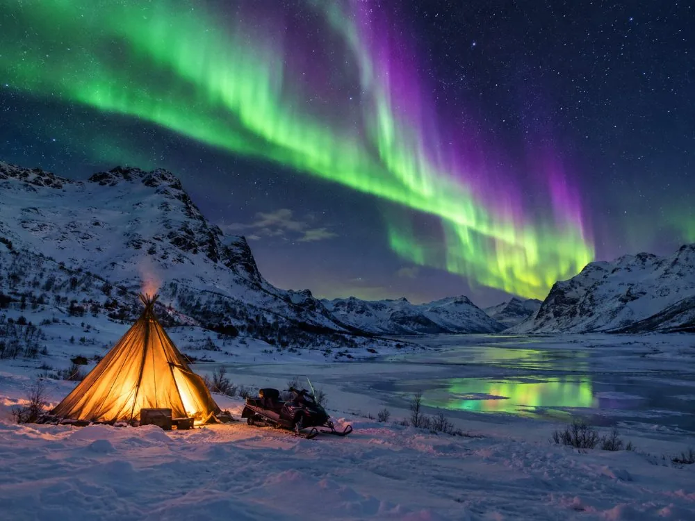 Nuit tout-en-un en Arctique : Traîneau à chiens, Motoneige & Aurores boréales